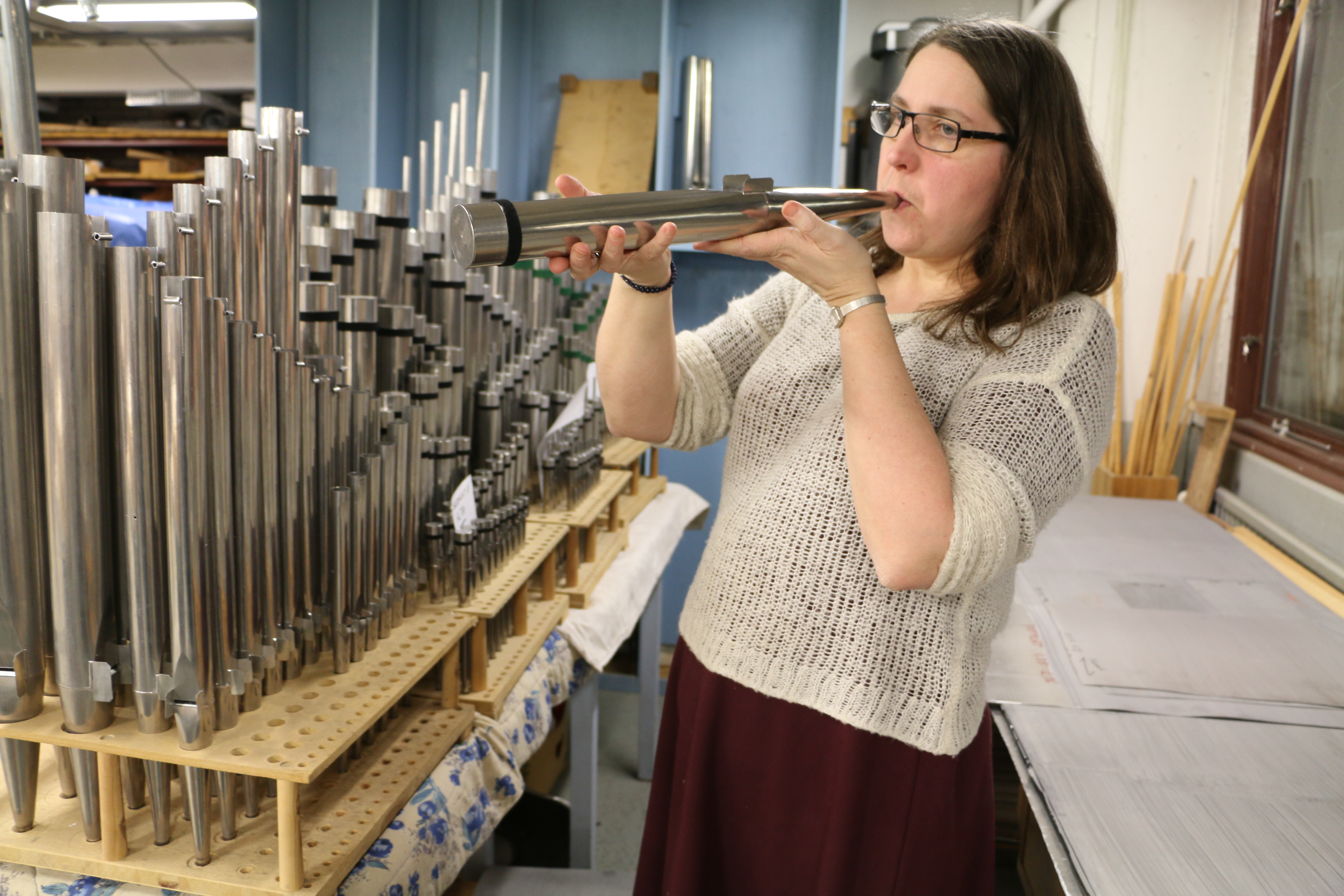 Catarina Grönlund blåser i pipa (1)