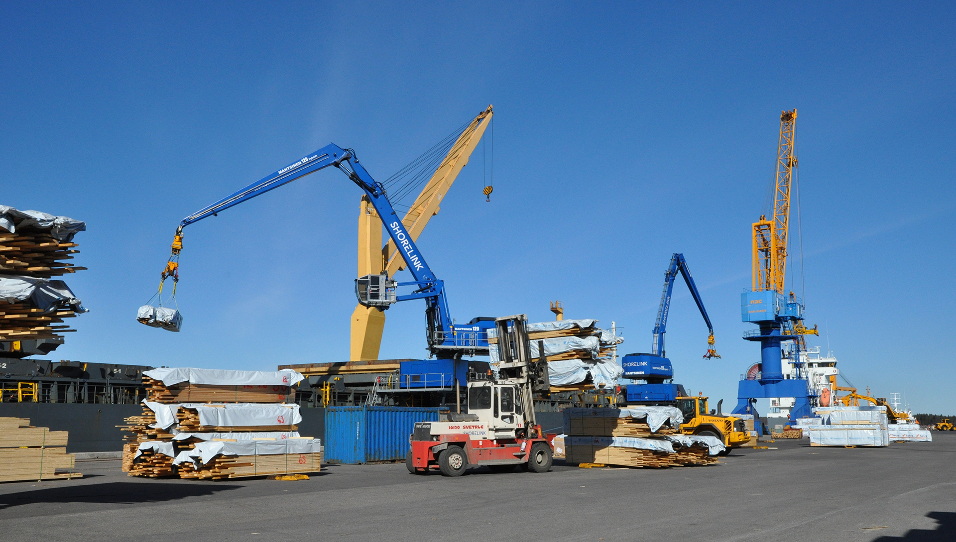 eldrivna kranar lastar sågade trävaror.jpg