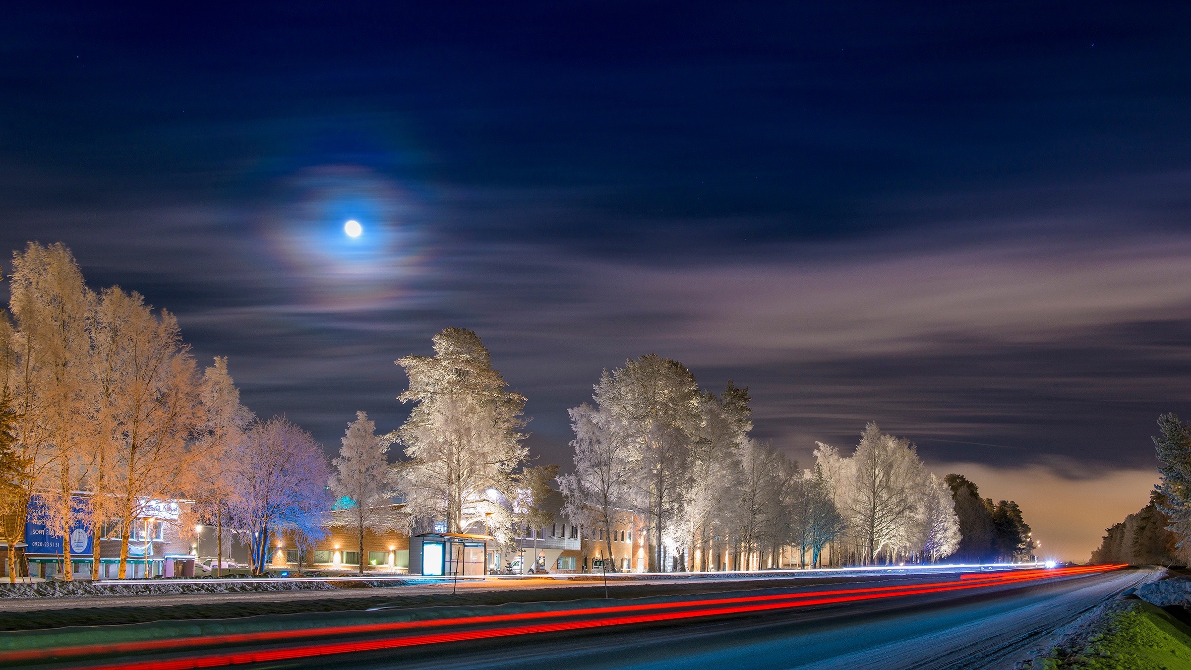 Galären lyser upp infarten till Luleå