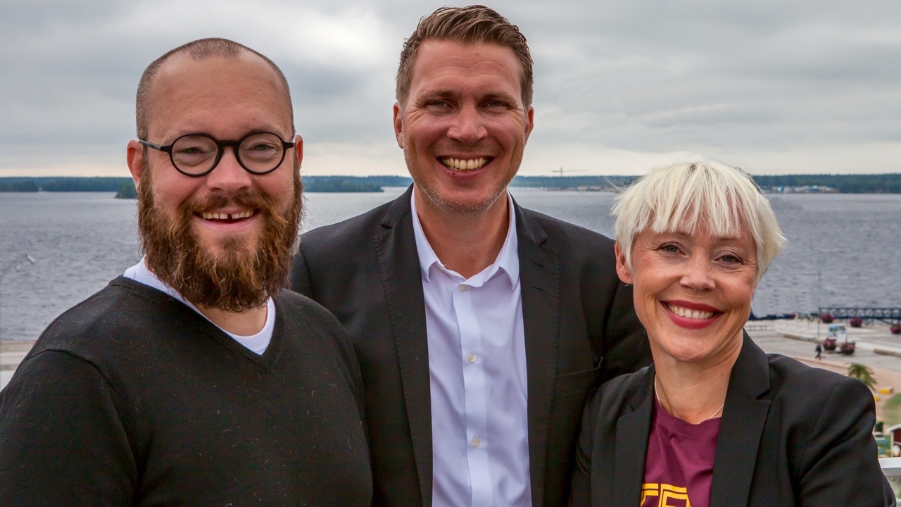 Tromb breddar och nyanställer